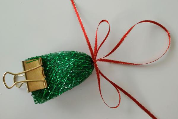 Vianočná ozdoba z bambuliek 