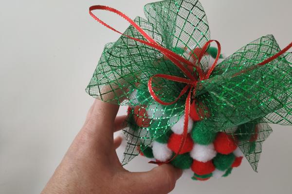 Vianočná ozdoba z bambuliek 