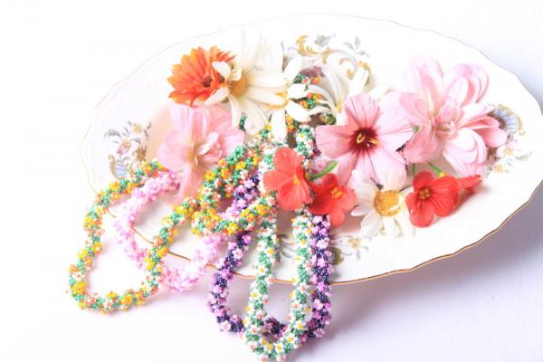 Šitý náhrdelník s kvetinkami